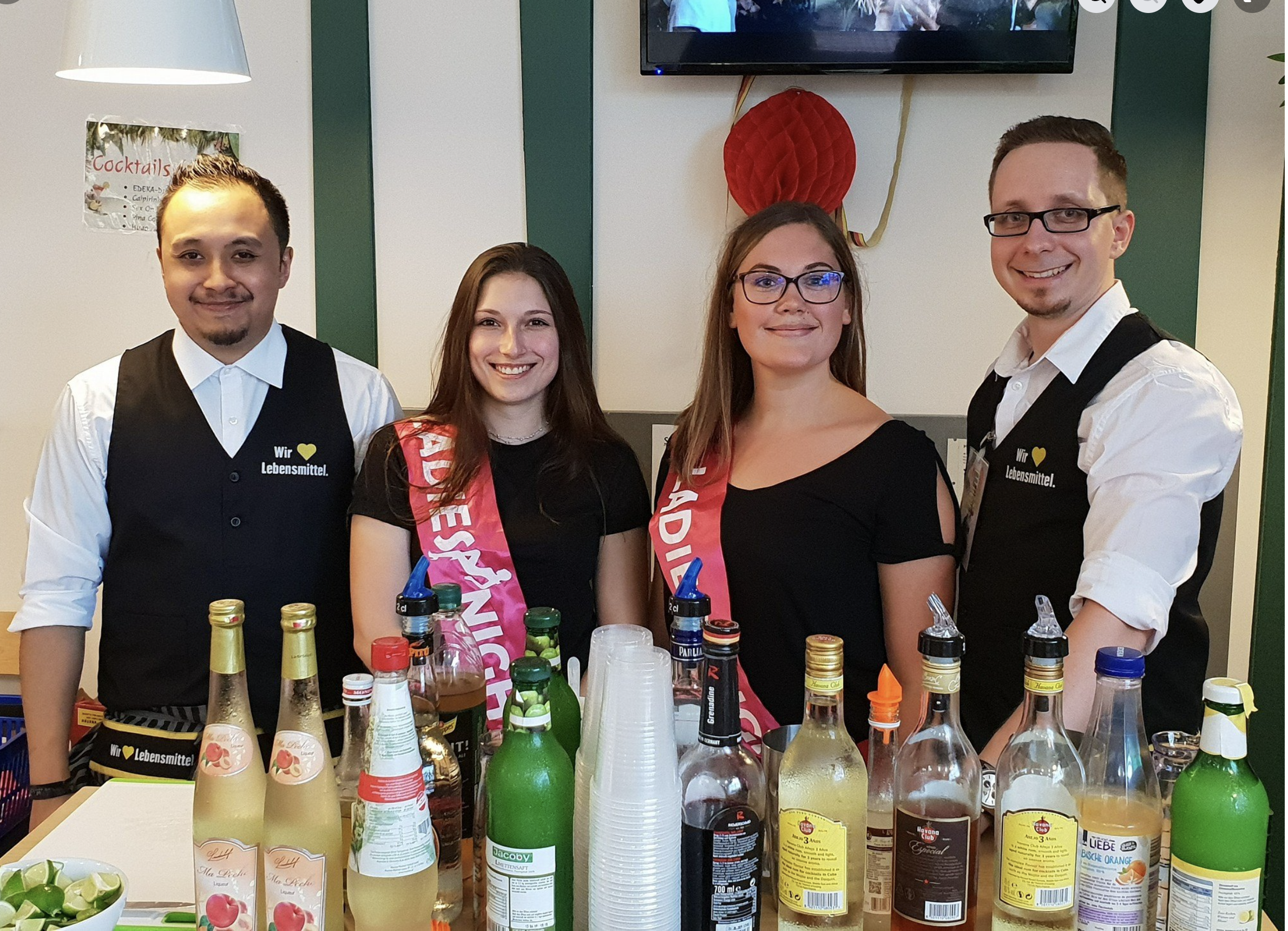 Team und Gastgeber als Beispiel f&uuml;r eine moderierte Food-Night im Markt